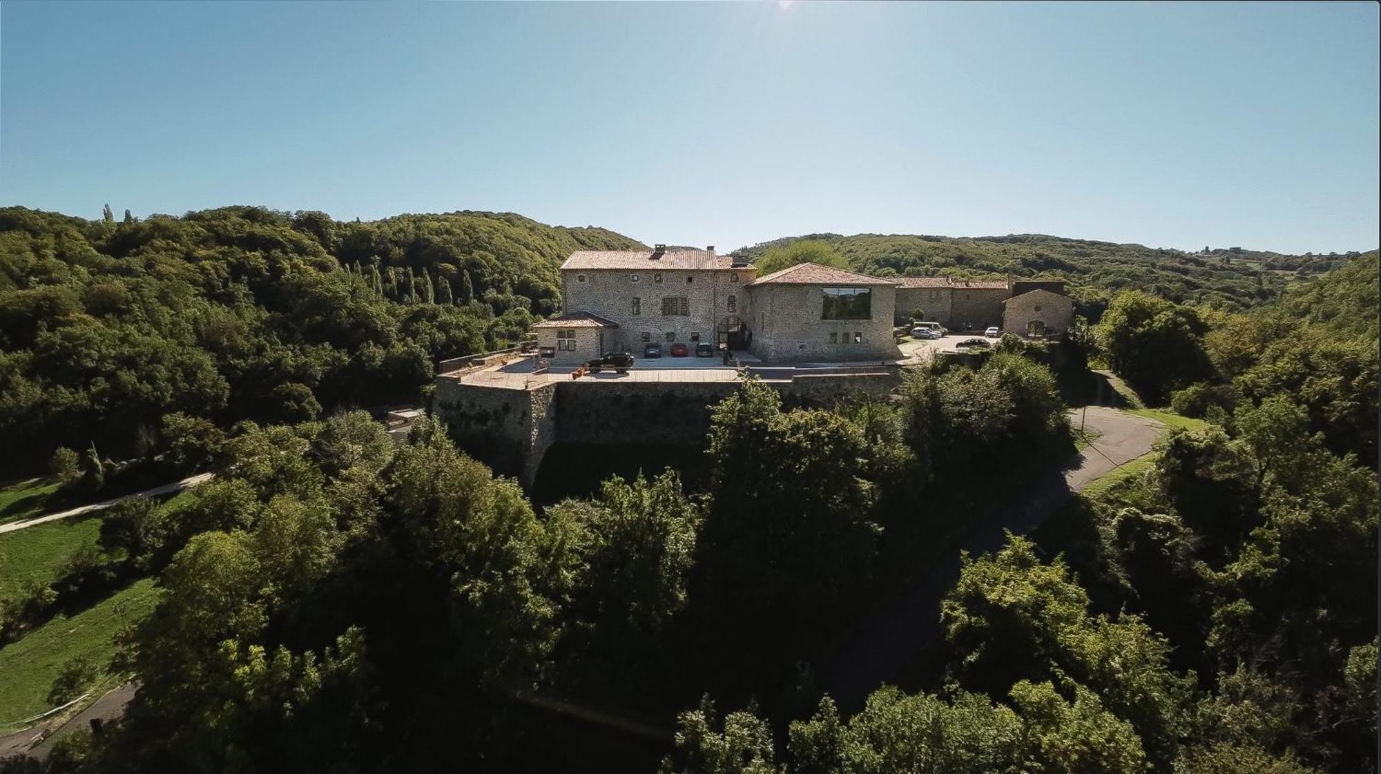 Le Poët-Célard Chateau Du Poet-Celard מראה חיצוני תמונה