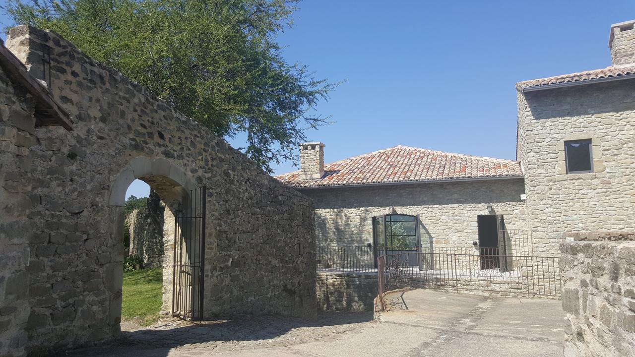 Le Poët-Célard Chateau Du Poet-Celard מראה חיצוני תמונה